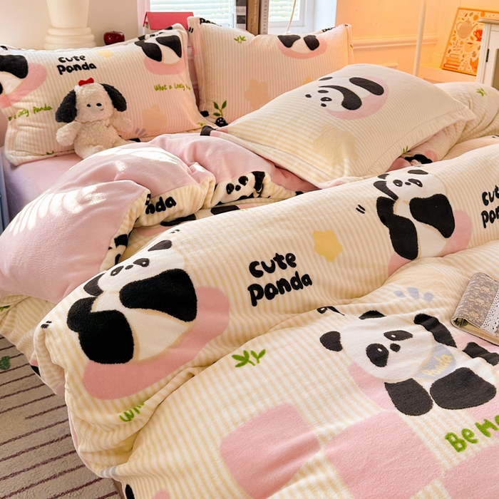 91家纺网 家纺一手货源 找家纺 卡普家居 2025新款加厚保暖牛奶绒系列--四件套 粉熊猫