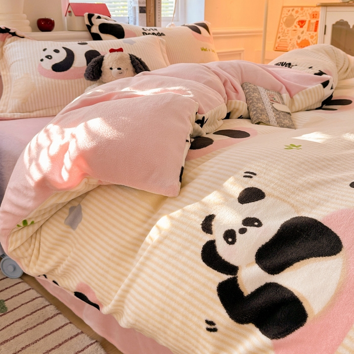 91家纺网 家纺一手货源 找家纺 卡普家居 2025新款加厚保暖牛奶绒系列--四件套 粉熊猫