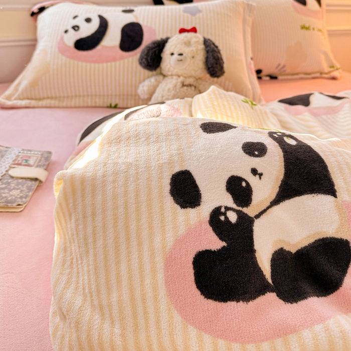 91家纺网 家纺一手货源 找家纺 卡普家居 2025新款加厚保暖牛奶绒系列--四件套 粉熊猫