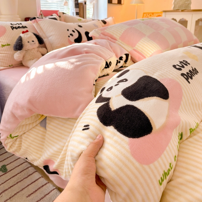 91家纺网 家纺一手货源 找家纺 卡普家居 2025新款加厚保暖牛奶绒系列--四件套 粉熊猫