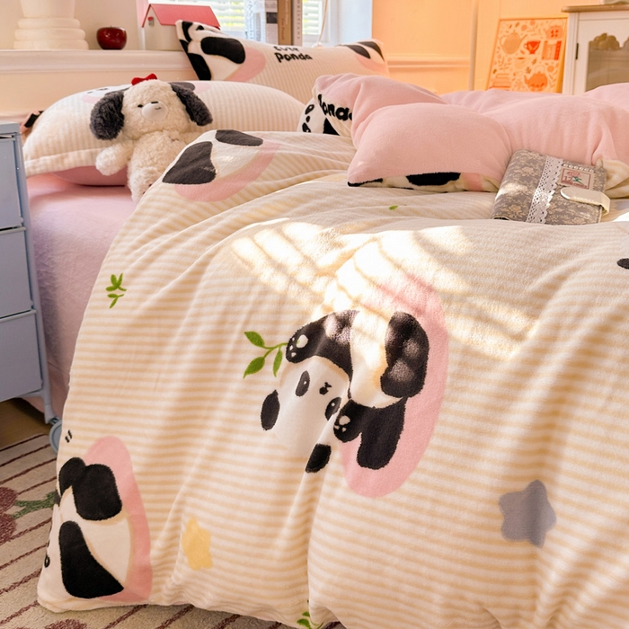 91家纺网 家纺一手货源 找家纺 卡普家居 2025新款加厚保暖牛奶绒系列--四件套 粉熊猫