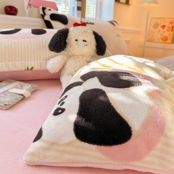 91家纺网 家纺一手货源 找家纺 卡普家居 2025新款加厚保暖牛奶绒系列--四件套 粉熊猫