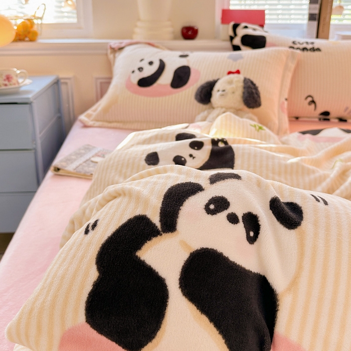 91家纺网 家纺一手货源 找家纺 卡普家居 2025新款加厚保暖牛奶绒系列--四件套 粉熊猫