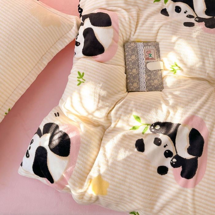 91家纺网 家纺一手货源 找家纺 卡普家居 2025新款加厚保暖牛奶绒系列--四件套 粉熊猫