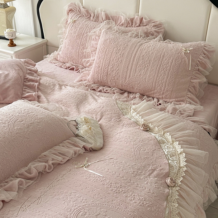 91家纺网 家纺一手货源 找家纺 金绣美居 2025新款加厚雕花牛奶绒四件套-蝶花园 蝶花园-牛奶粉