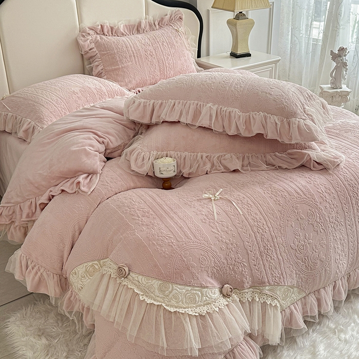 91家纺网 家纺一手货源 找家纺 金绣美居 2025新款加厚雕花牛奶绒四件套-蝶花园 蝶花园-牛奶粉