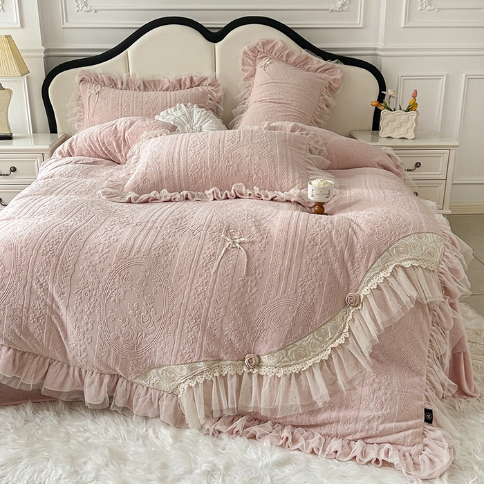 91家纺网 家纺一手货源 找家纺 金绣美居 2025新款加厚雕花牛奶绒四件套-蝶花园 蝶花园-牛奶粉