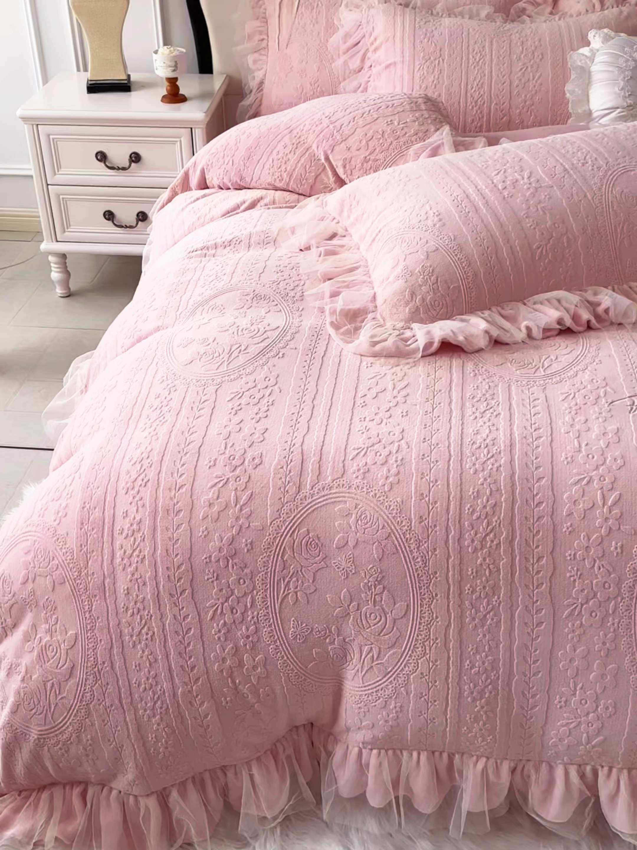 91家纺网 家纺一手货源 找家纺 金绣美居 2025新款加厚雕花牛奶绒四件套-蝶花园 蝶花园-牛奶粉