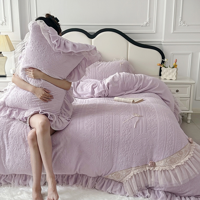91家纺网 家纺一手货源 找家纺 金绣美居 2025新款加厚雕花牛奶绒四件套-蝶花园 蝶花园-新媚紫