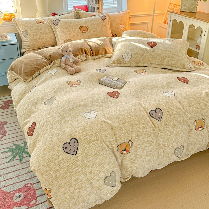 91家纺网 家纺一手货源 找家纺 卡普家居 2025新款加厚保暖牛奶绒系列--四件套 萌萌熊