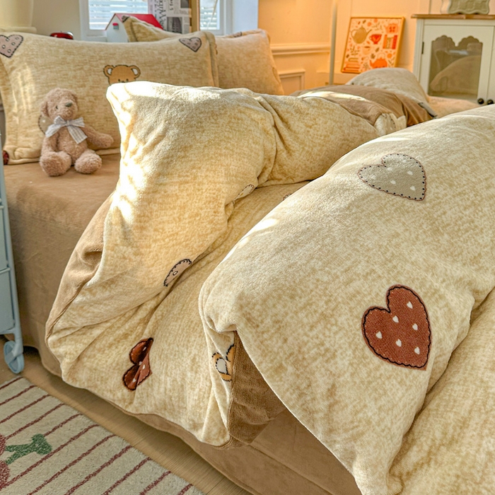 91家纺网 家纺一手货源 找家纺 卡普家居 2025新款加厚保暖牛奶绒系列--四件套 萌萌熊