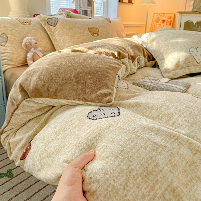 91家纺网 家纺一手货源 找家纺 卡普家居 2025新款加厚保暖牛奶绒系列--四件套 萌萌熊