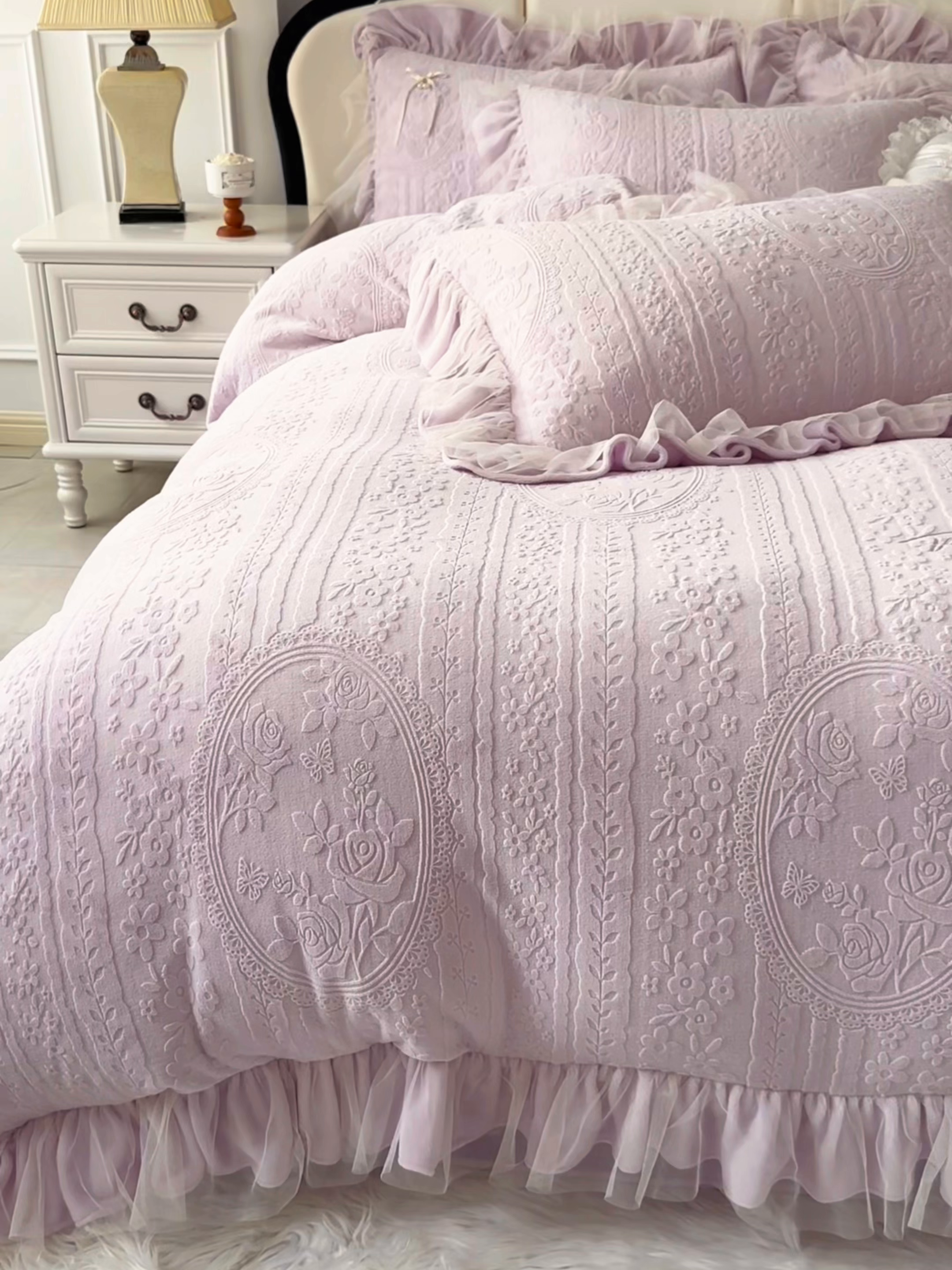 91家纺网 家纺一手货源 找家纺 金绣美居 2025新款加厚雕花牛奶绒四件套-蝶花园 蝶花园-新媚紫