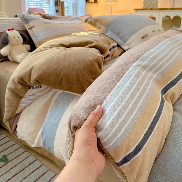 91家纺网 家纺一手货源 找家纺 卡普家居 2025新款加厚保暖牛奶绒系列--四件套 米兰风尚