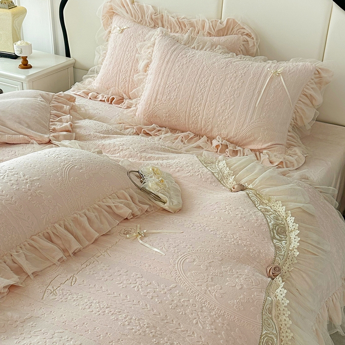 91家纺网 家纺一手货源 找家纺 金绣美居 2025新款加厚雕花牛奶绒四件套-蝶花园 蝶花园-玉色