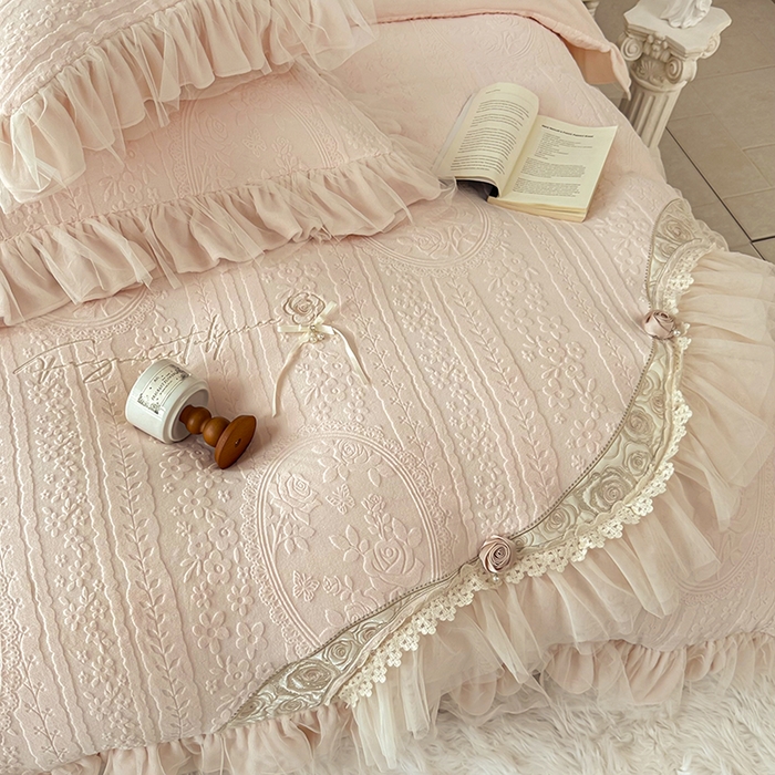91家纺网 家纺一手货源 找家纺 金绣美居 2025新款加厚雕花牛奶绒四件套-蝶花园 蝶花园-玉色