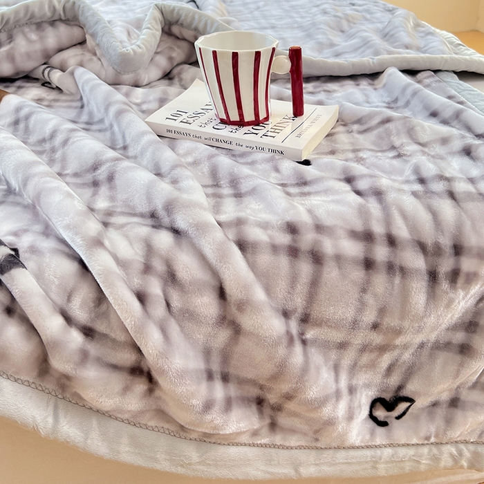 91家纺网 家纺一手货源 找家纺 凯轩毛毯网销专供 2025新款双层学生云毯毛毯保暖毯 爱心狗-灰