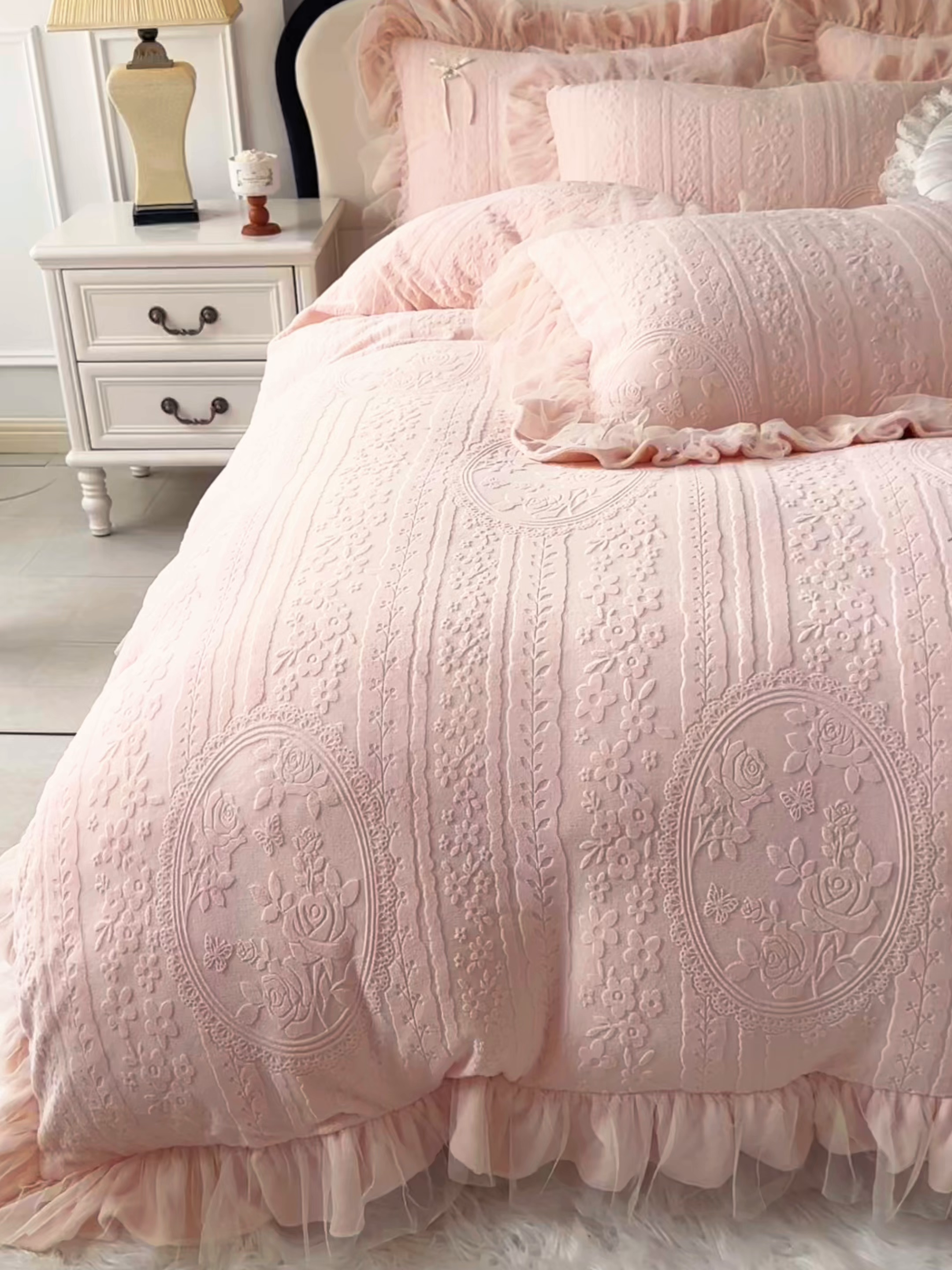 91家纺网 家纺一手货源 找家纺 金绣美居 2025新款加厚雕花牛奶绒四件套-蝶花园 蝶花园-玉色