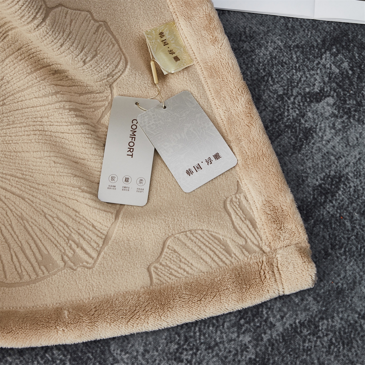 91家纺网 家纺一手货源 找家纺 凯轩毛毯网销专供 2025新款单层雕花毯毛毯婚庆毯保暖毯子 银杏叶  驼