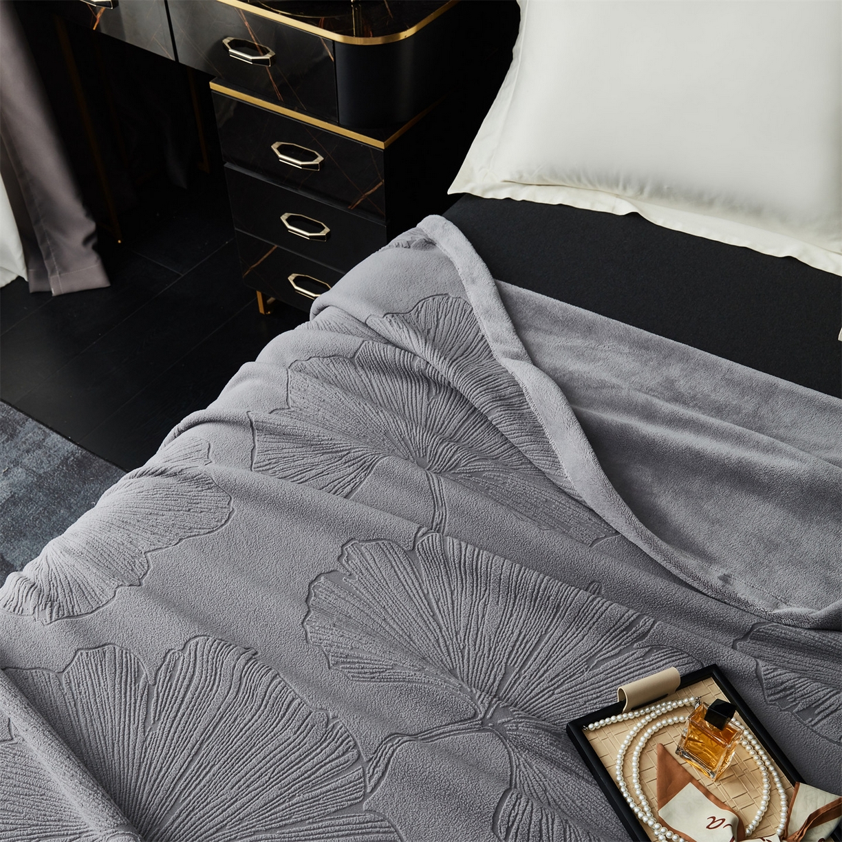 91家纺网 家纺一手货源 找家纺 凯轩毛毯网销专供 2025新款单层雕花毯毛毯婚庆毯保暖毯子 银杏叶  灰