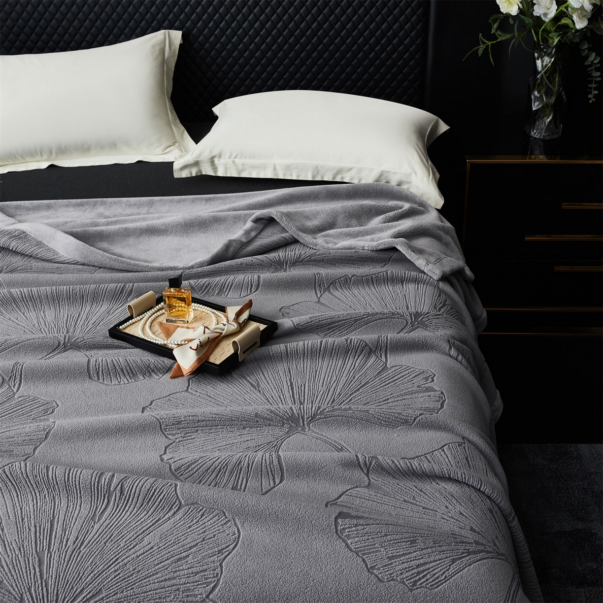 91家纺网 家纺一手货源 找家纺 凯轩毛毯网销专供 2025新款单层雕花毯毛毯婚庆毯保暖毯子 银杏叶  灰