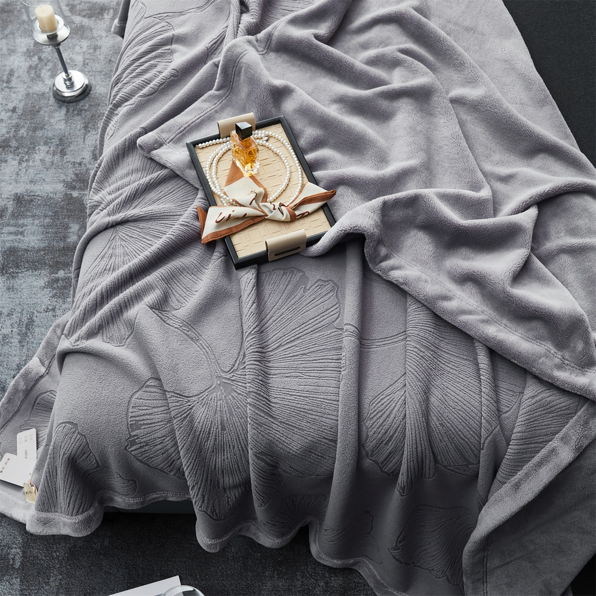 91家纺网 家纺一手货源 找家纺 凯轩毛毯网销专供 2025新款单层雕花毯毛毯婚庆毯保暖毯子 银杏叶  灰