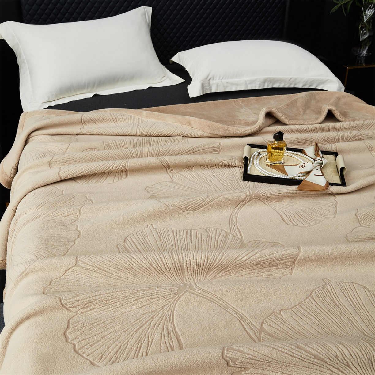 91家纺网 家纺一手货源 找家纺 凯轩毛毯网销专供 2025新款单层雕花毯毛毯婚庆毯保暖毯子 银杏叶  驼