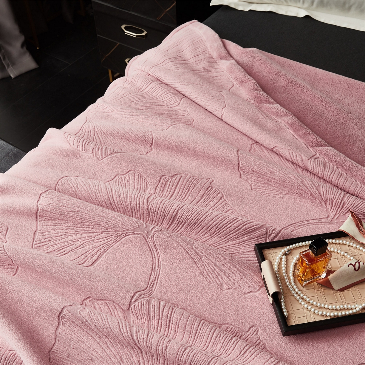 91家纺网 家纺一手货源 找家纺 凯轩毛毯网销专供 2025新款单层雕花毯毛毯婚庆毯保暖毯子 银杏叶  粉