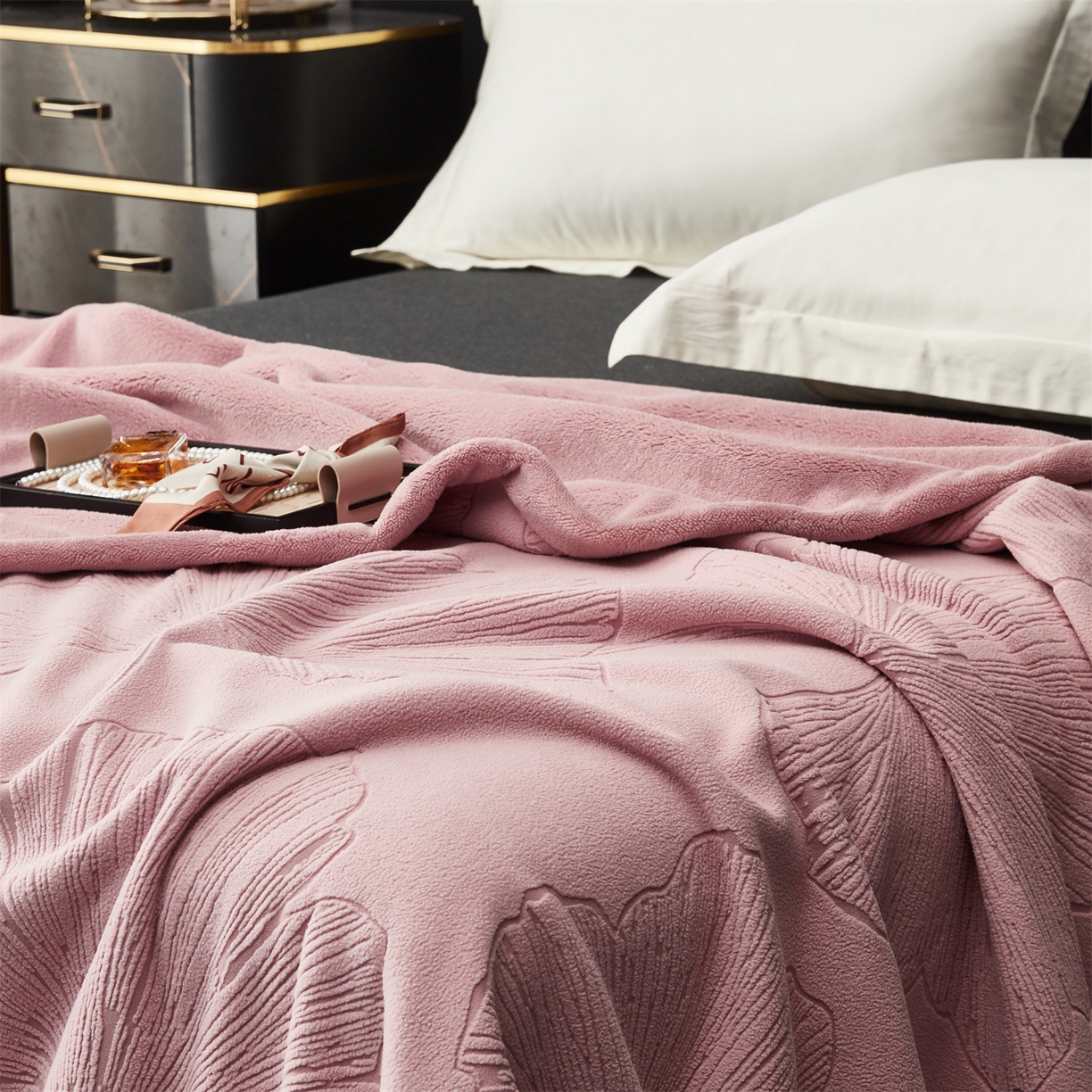 91家纺网 家纺一手货源 找家纺 凯轩毛毯网销专供 2025新款单层雕花毯毛毯婚庆毯保暖毯子 银杏叶  粉