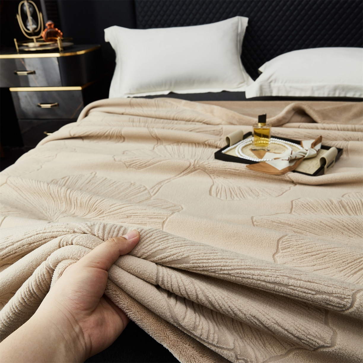 91家纺网 家纺一手货源 找家纺 凯轩毛毯网销专供 2025新款单层雕花毯毛毯婚庆毯保暖毯子 银杏叶  驼