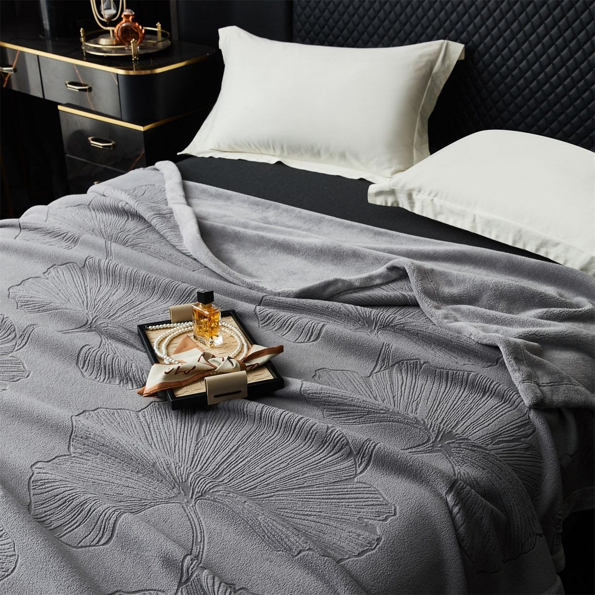 91家纺网 家纺一手货源 找家纺 凯轩毛毯网销专供 2025新款单层雕花毯毛毯婚庆毯保暖毯子 银杏叶  灰