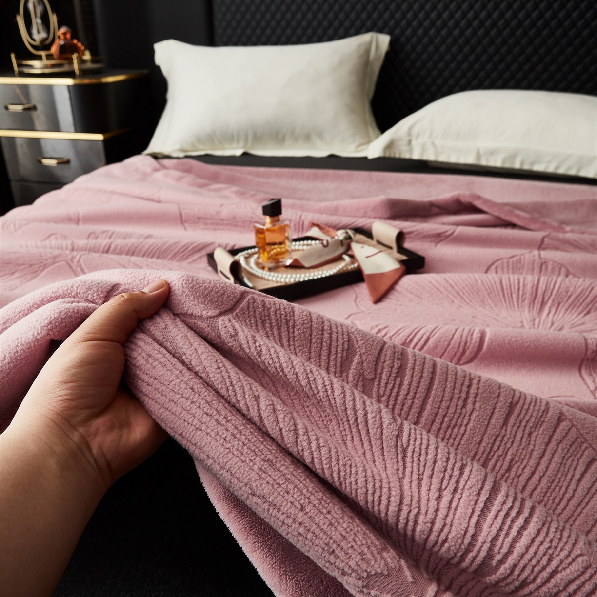 91家纺网 家纺一手货源 找家纺 凯轩毛毯网销专供 2025新款单层雕花毯毛毯婚庆毯保暖毯子 银杏叶  粉