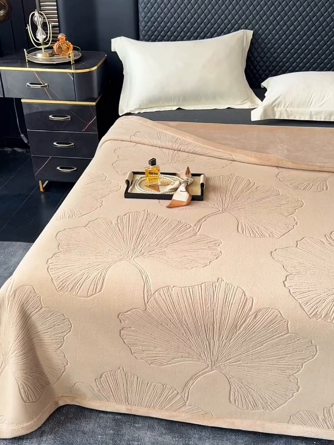 91家纺网 家纺一手货源 找家纺 凯轩毛毯网销专供 2025新款单层雕花毯毛毯婚庆毯保暖毯子 银杏叶  驼