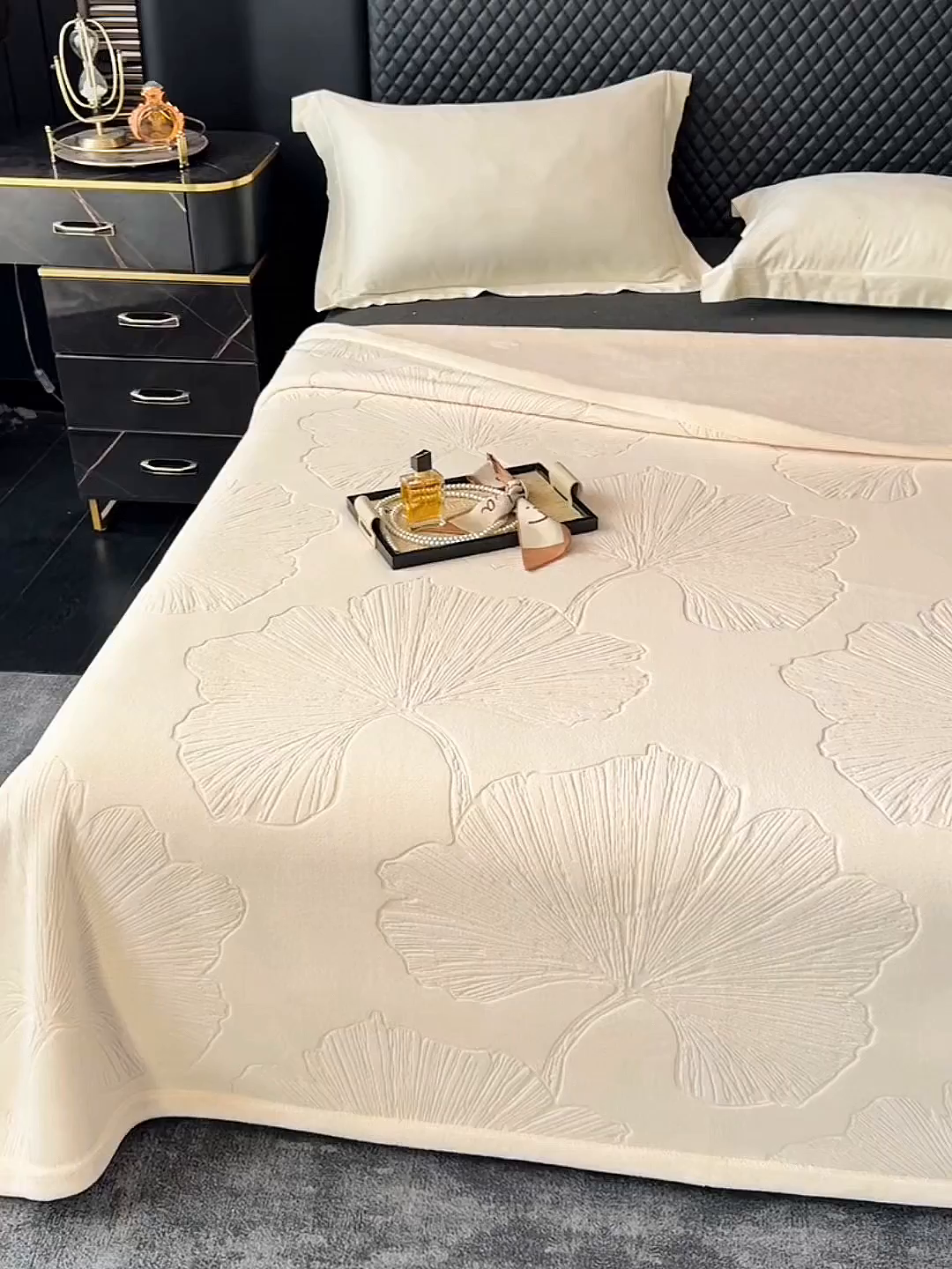 91家纺网 家纺一手货源 找家纺 凯轩毛毯网销专供 2025新款单层雕花毯毛毯婚庆毯保暖毯子 银杏叶 米色