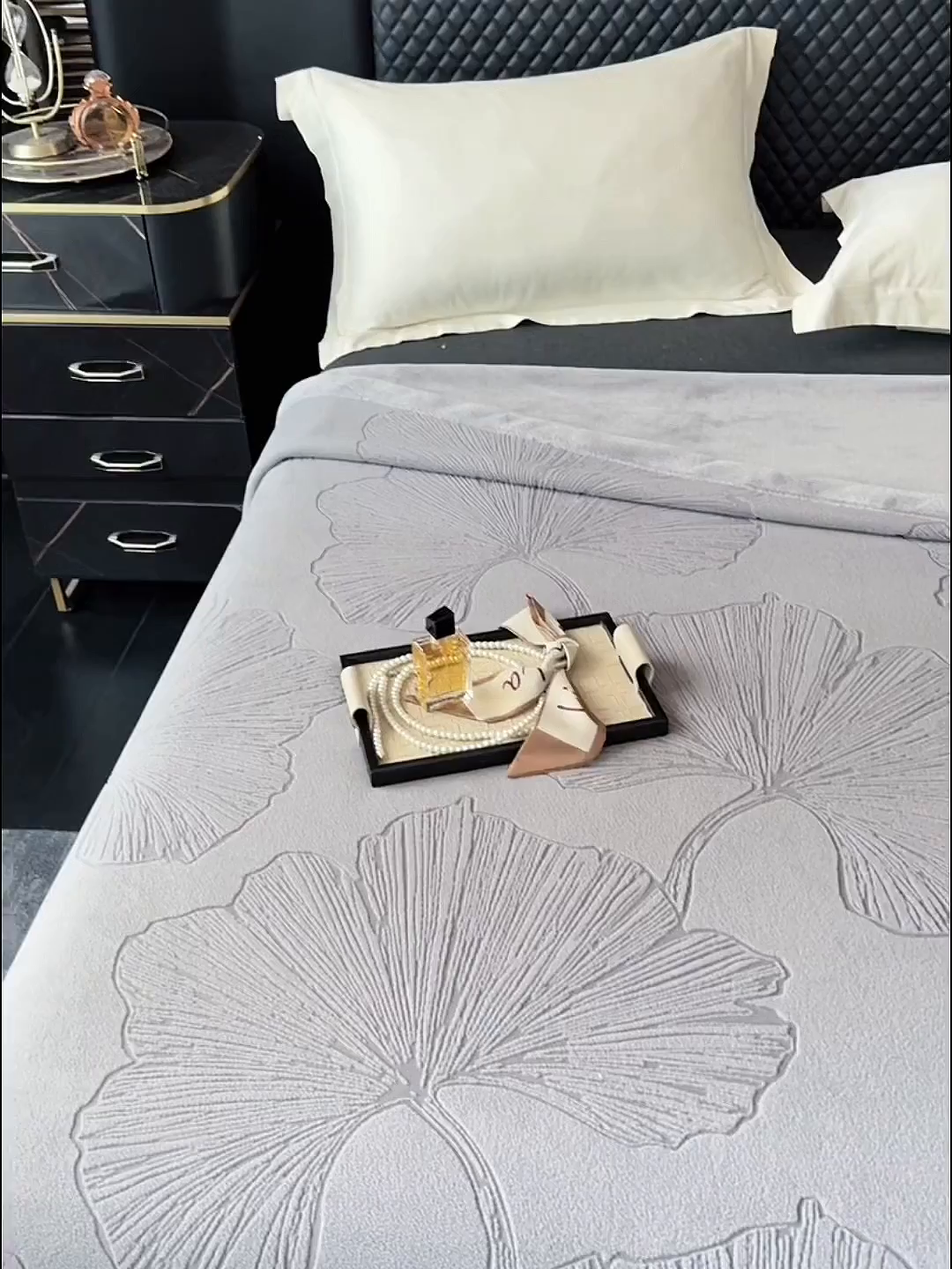 91家纺网 家纺一手货源 找家纺 凯轩毛毯网销专供 2025新款单层雕花毯毛毯婚庆毯保暖毯子 银杏叶  灰