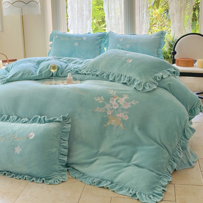 91家纺网 家纺一手货源 找家纺 美洲琳 2025新款高克重牛奶绒绣花四件套 手捧花-湖蓝