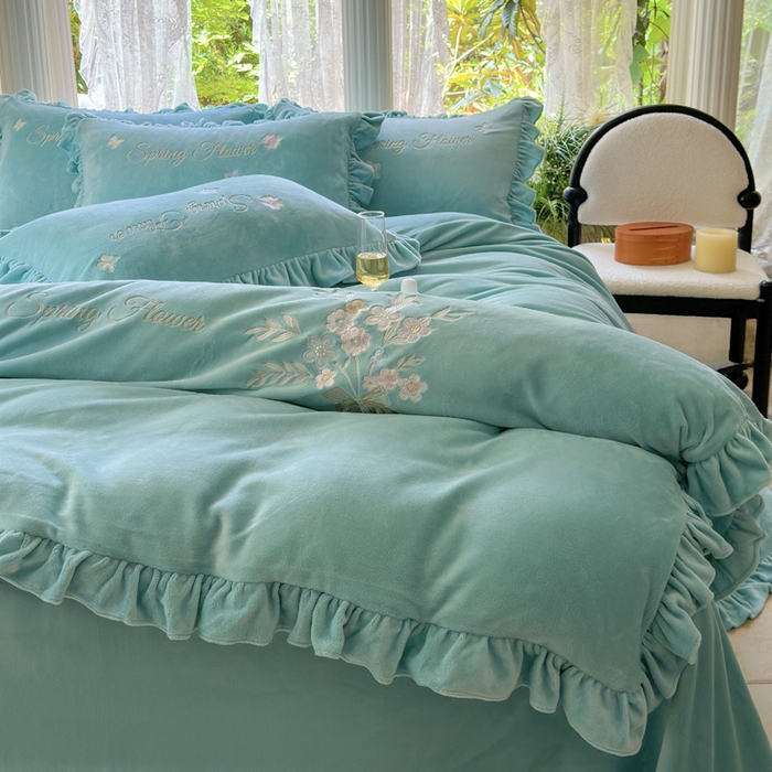 91家纺网 家纺一手货源 找家纺 美洲琳 2025新款高克重牛奶绒绣花四件套 手捧花-湖蓝