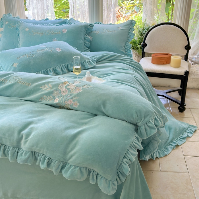 91家纺网 家纺一手货源 找家纺 美洲琳 2025新款高克重牛奶绒绣花四件套 手捧花-湖蓝