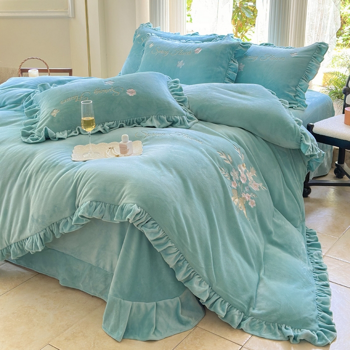 91家纺网 家纺一手货源 找家纺 美洲琳 2025新款高克重牛奶绒绣花四件套 手捧花-湖蓝