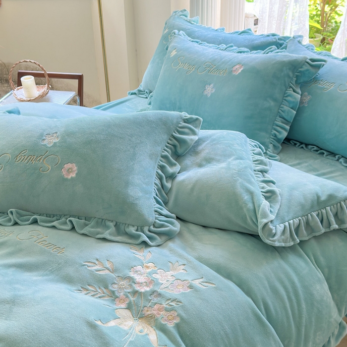 91家纺网 家纺一手货源 找家纺 美洲琳 2025新款高克重牛奶绒绣花四件套 手捧花-湖蓝