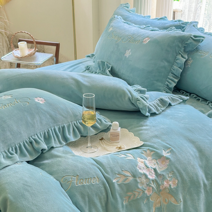 91家纺网 家纺一手货源 找家纺 美洲琳 2025新款高克重牛奶绒绣花四件套 手捧花-湖蓝