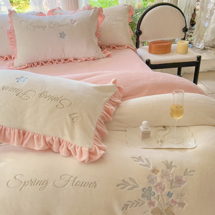 91家纺网 家纺一手货源 找家纺 美洲琳 2025新款高克重牛奶绒绣花四件套 手捧花-米白