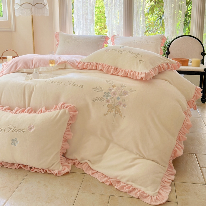 91家纺网 家纺一手货源 找家纺 美洲琳 2025新款高克重牛奶绒绣花四件套 手捧花-米白