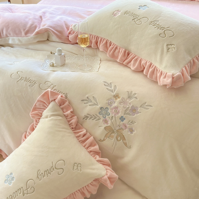 91家纺网 家纺一手货源 找家纺 美洲琳 2025新款高克重牛奶绒绣花四件套 手捧花-米白