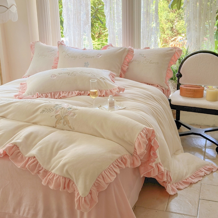 91家纺网 家纺一手货源 找家纺 美洲琳 2025新款高克重牛奶绒绣花四件套 手捧花-米白