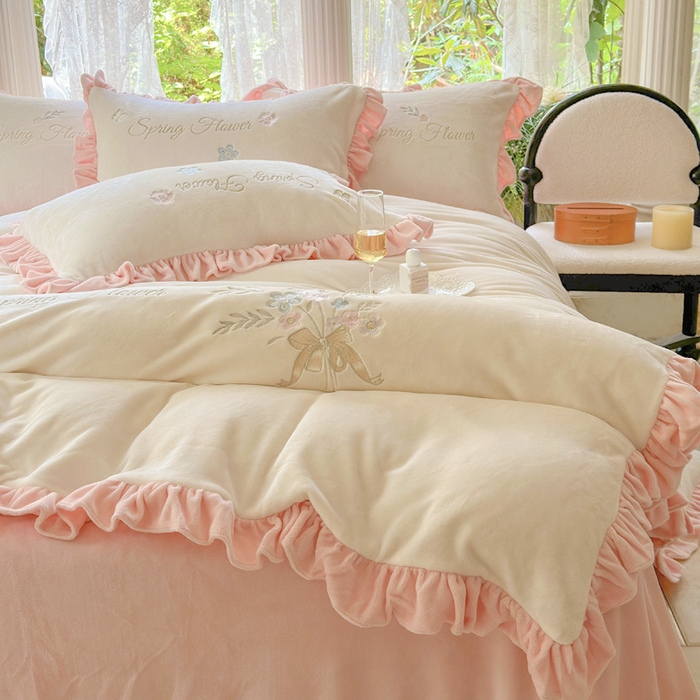 91家纺网 家纺一手货源 找家纺 美洲琳 2025新款高克重牛奶绒绣花四件套 手捧花-米白