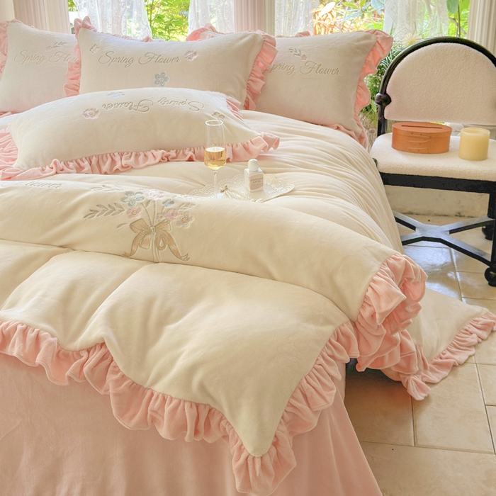 91家纺网 家纺一手货源 找家纺 美洲琳 2025新款高克重牛奶绒绣花四件套 手捧花-米白