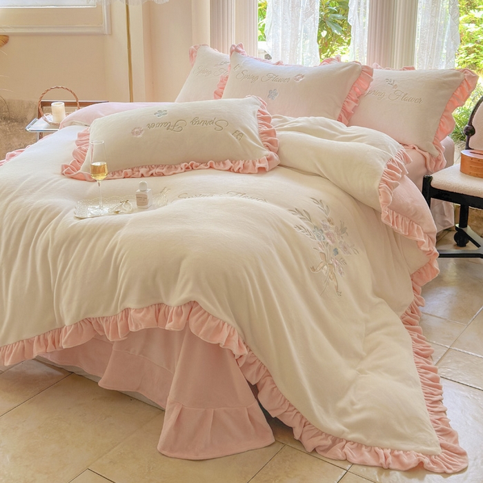 91家纺网 家纺一手货源 找家纺 美洲琳 2025新款高克重牛奶绒绣花四件套 手捧花-米白