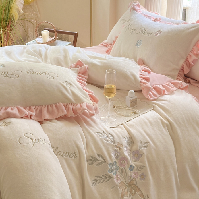 91家纺网 家纺一手货源 找家纺 美洲琳 2025新款高克重牛奶绒绣花四件套 手捧花-米白