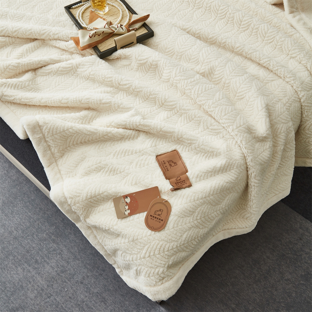 91家纺网 家纺一手货源 找家纺 凯轩毛毯网销专供 2025新款仿羔羊绒毯毛毯婚庆毯保暖毯子 米白